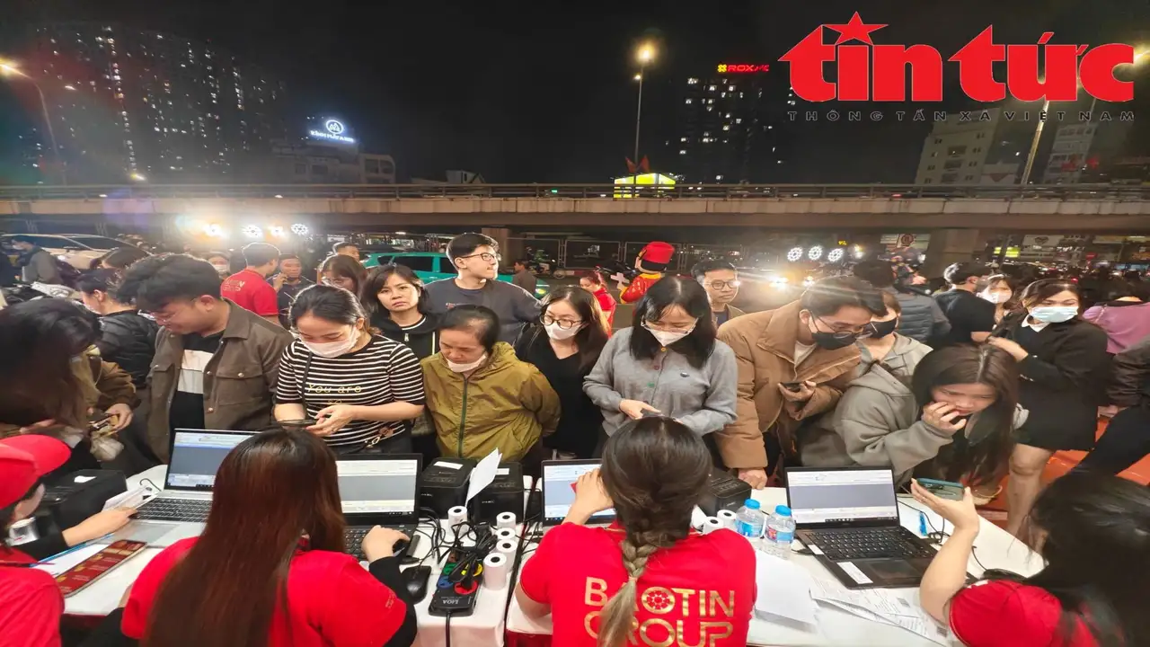 إقبال كثيف حتى ساعات متأخرة عقب تسجيل تراجع ملحوظ في أسعار الذهب